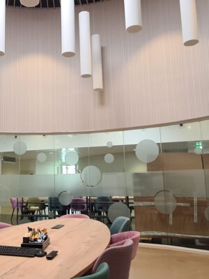 Akoestische zuilen in Atrium Groen
