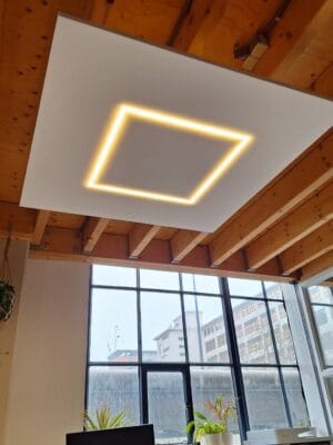 Wit plafond eiland met verlichting