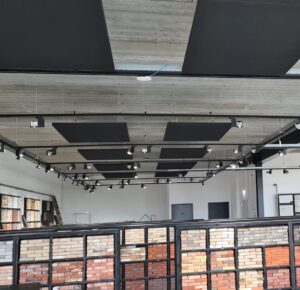 akoestische zwarte plafond panelen showroom