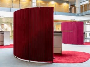 Stijlvolle ruimteverdeler met akoestische demping voor een rustige werkplek