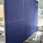 maatwerk akoestische scheidingswand voor afscheiding, privacy en geluiddemping openbare ruimte en kantoor