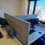 Geluiddempende bureau werkplek opstelling akoestiek verbeteren op kantoor