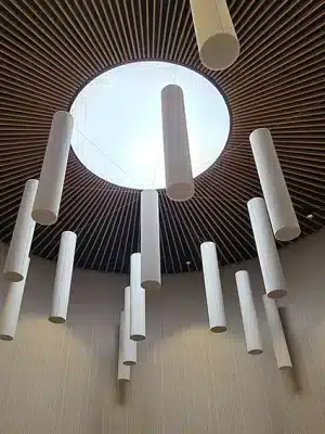 Akoestische cilinders verticaal WIT Atrium plafond Akoestische cilinders verticaal WIT Atrium plafond